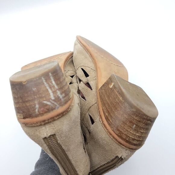 Vince Camuto Peera Cutout Suede Ankle Booties Khaki Size 7.5 - Picture 14 of 14